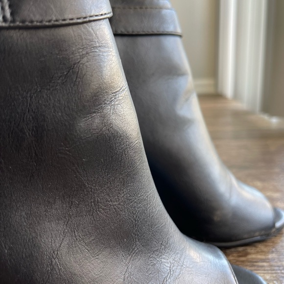 Forever 21 Wedges in Black, Size 6 - Picture 5 of 7